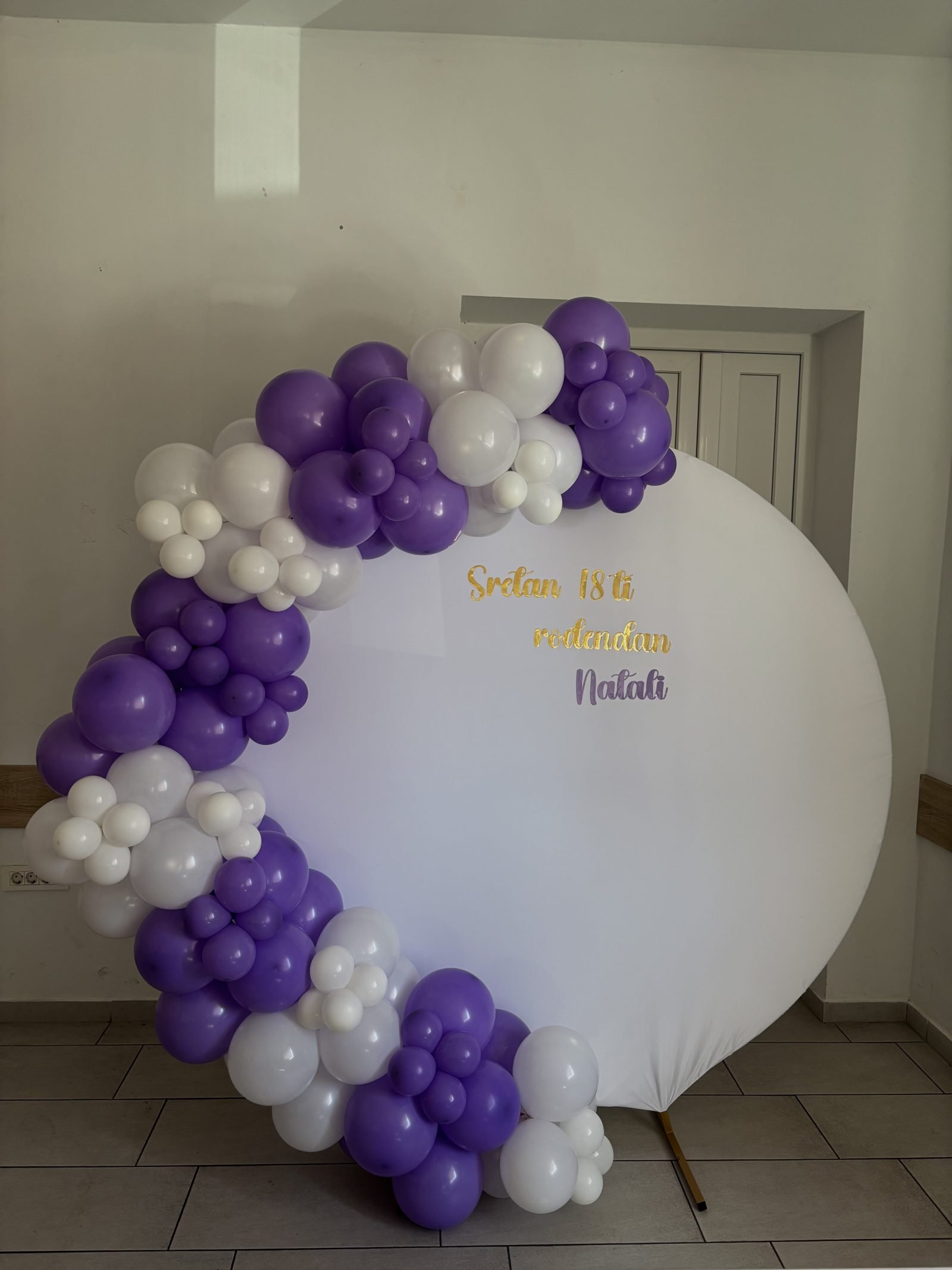 Ljubičasto-bijeli balon luk